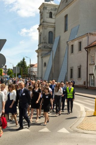 Przemarsz uczestników Jubileuszu Szkoły